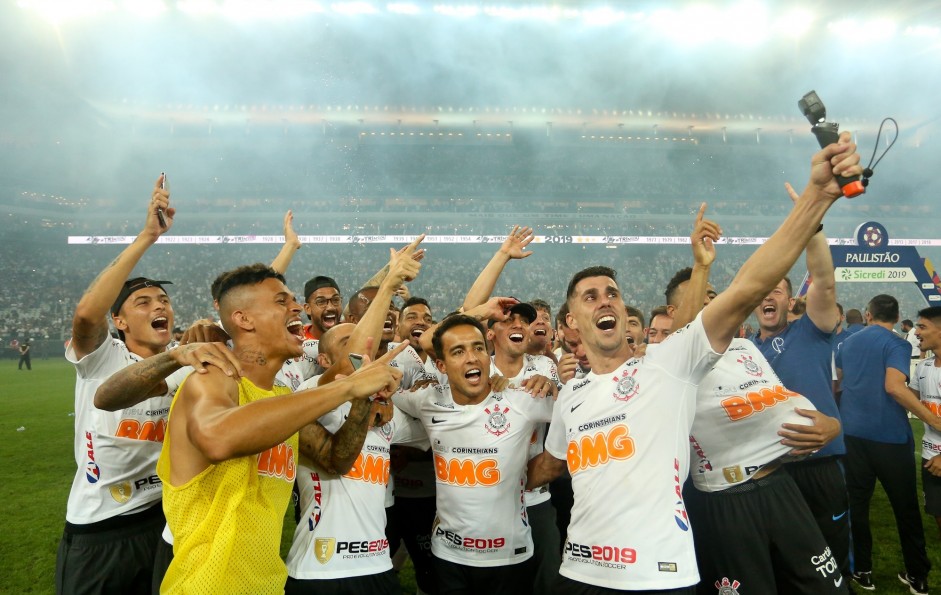 Jogadores do Corinthians celebram tricampeonato estadual