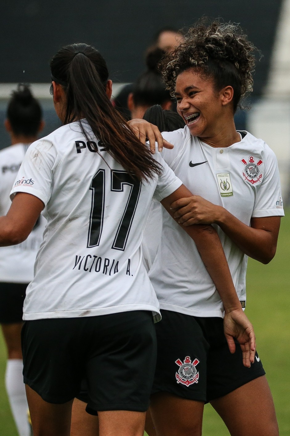 Ingryd comemora com Victria seu gol contra o So Jos, pelo Brasileiro Feminino
