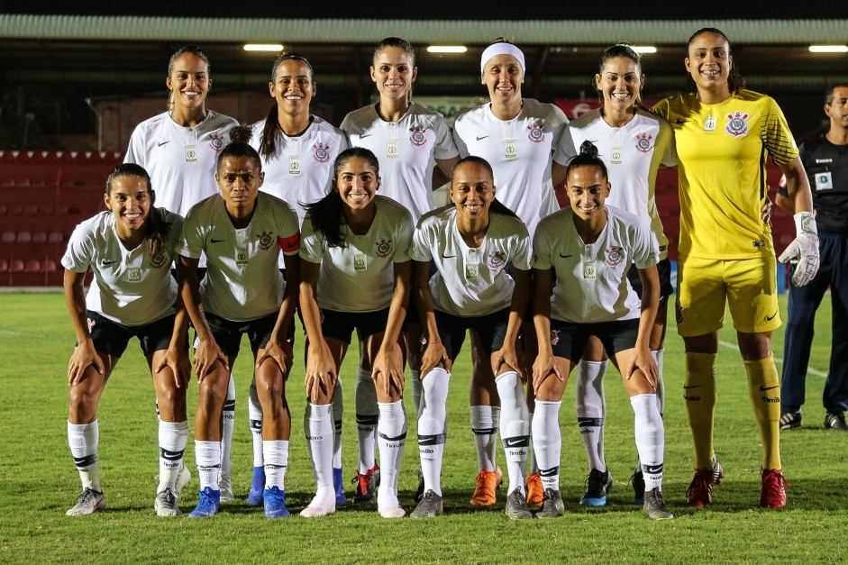 Meninas do Corinthians Futebol Feminino antes do jogo ...