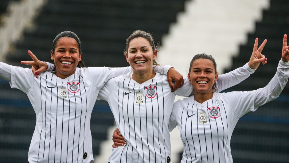 Victria, Cacau e Tamires no jogo contra o Vitria, pelo Campeonato Brasileiro Feminino