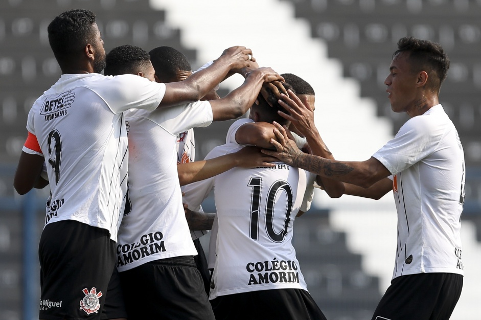 Jogadores do Timozinho comemoram gol contra o Botafogo, pelo Brasileiro Sub-20