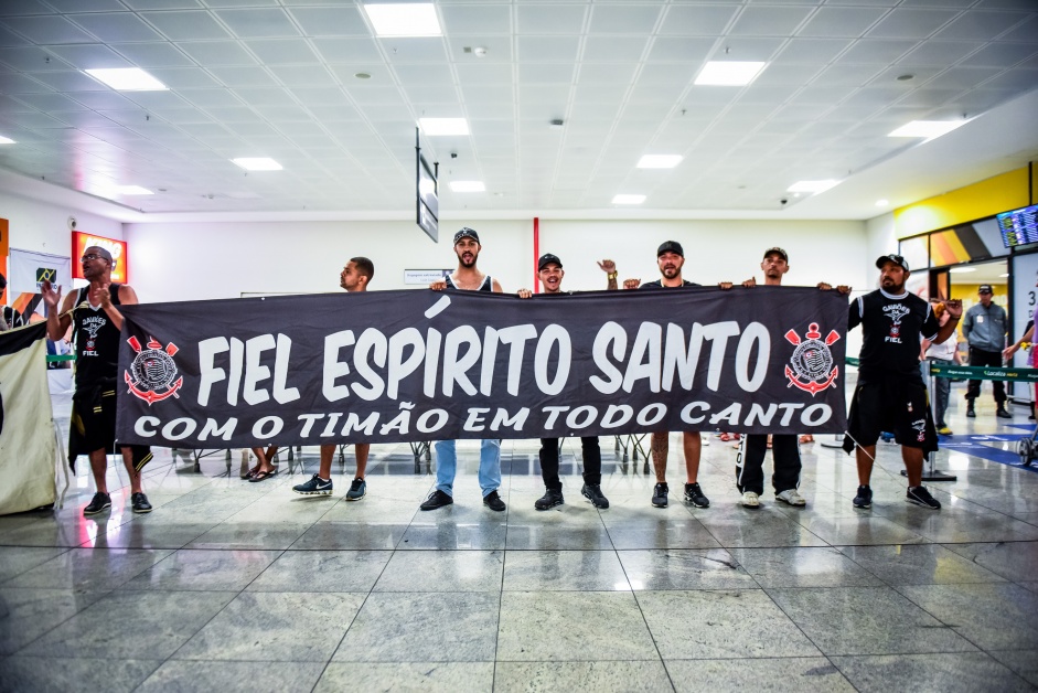 Fiel recepciona delegao do Corinthians Sub-20 que chega ao Esprito Santo