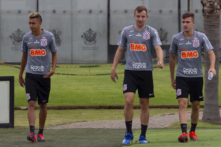 Cantillo, Carlos Augusto e Lucas Piton durante treino de sbado, antes de clssico contra o Santos