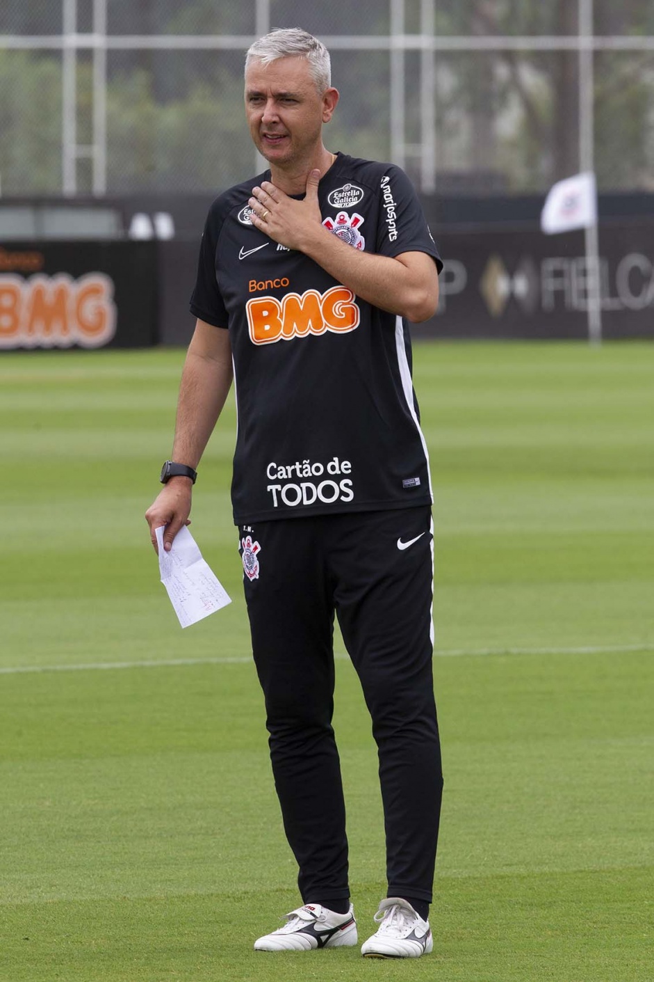 Tiago Nunes durante treino do Corinthians na manh deste sbado