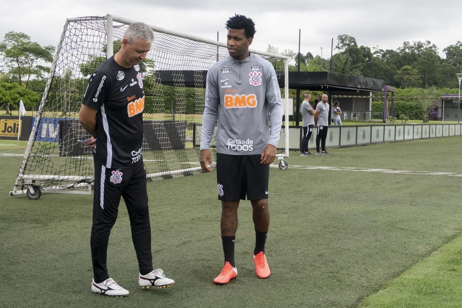 Tiago Nunes e Gil durante treino da manh de sbado antes de clssico contra o Santos