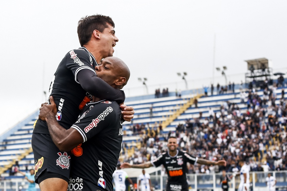 Fagner e Vagner Love comemoram gol do Corinthians contra o gua Santa