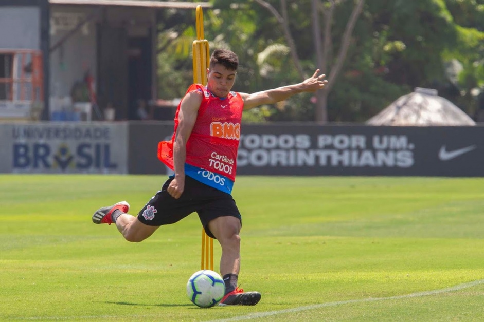 Roni  um dos jogadores que atuam na equipe Sub-23 do Corinthians; volante pode ganhar chance na equipe profissional