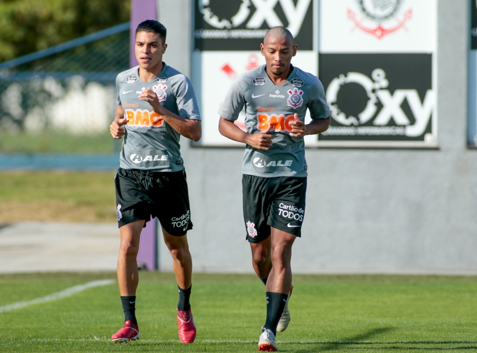 Roni e Ruan Oliveira durante treino do Corinthians no CT Joaquim Grava