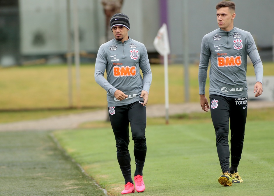 Fagner e Piton no ltimo treino do Corinthians antes do jogo contra o Sport