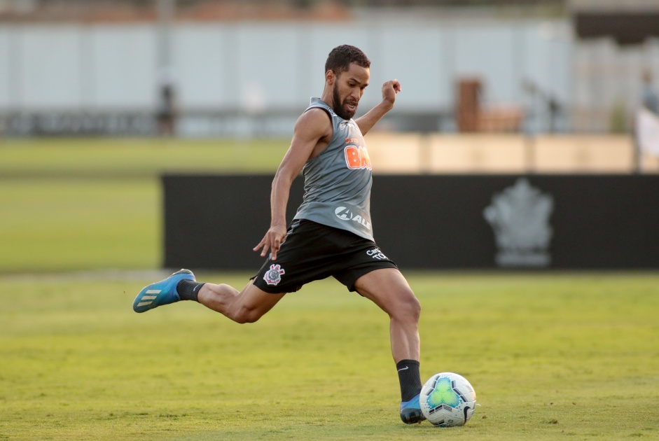 Everaldo no ltimo treino do Corinthians antes do jogo contra o Santos