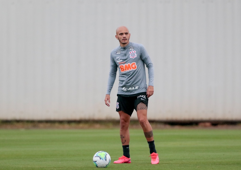 Fbio Santos j treina com elenco do Corinthians
