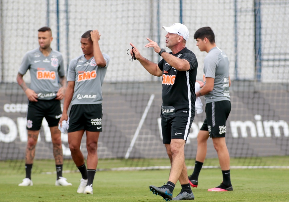 Corinthians pretende quitar pendncia com jogadores e comisso nos prximos dias