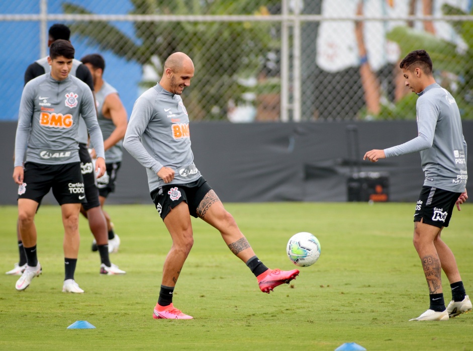 Araos, Fbio e Gabriel Pereira durante treino desta quinta-feira no CT Joaquim Grava