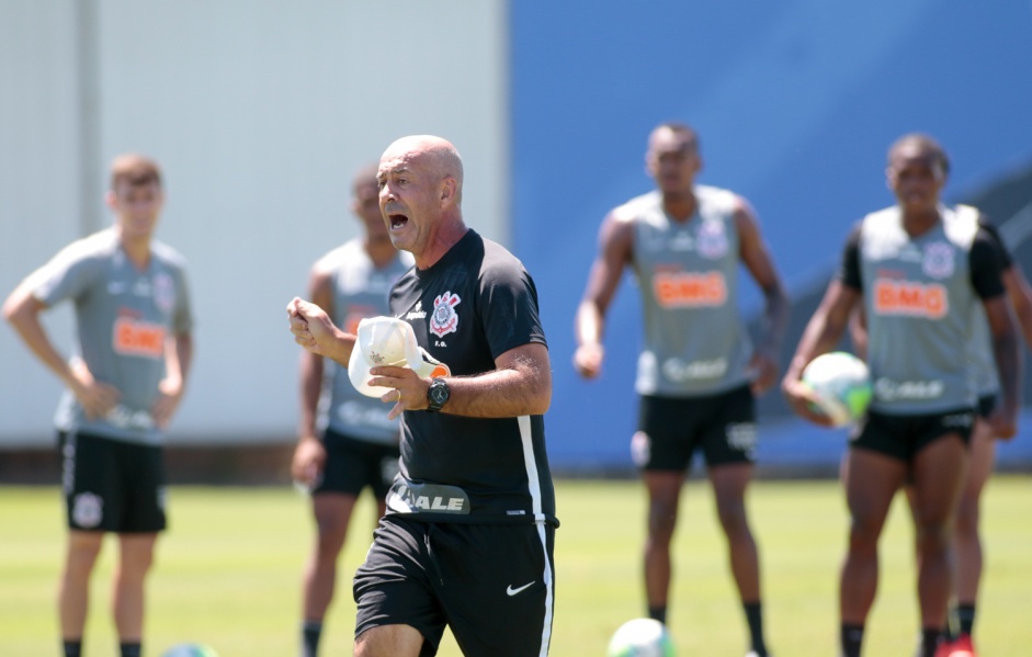 Flvio de Oliveira e elenco seguem treinando para jogo diante o Gois, pelo Brasileiro