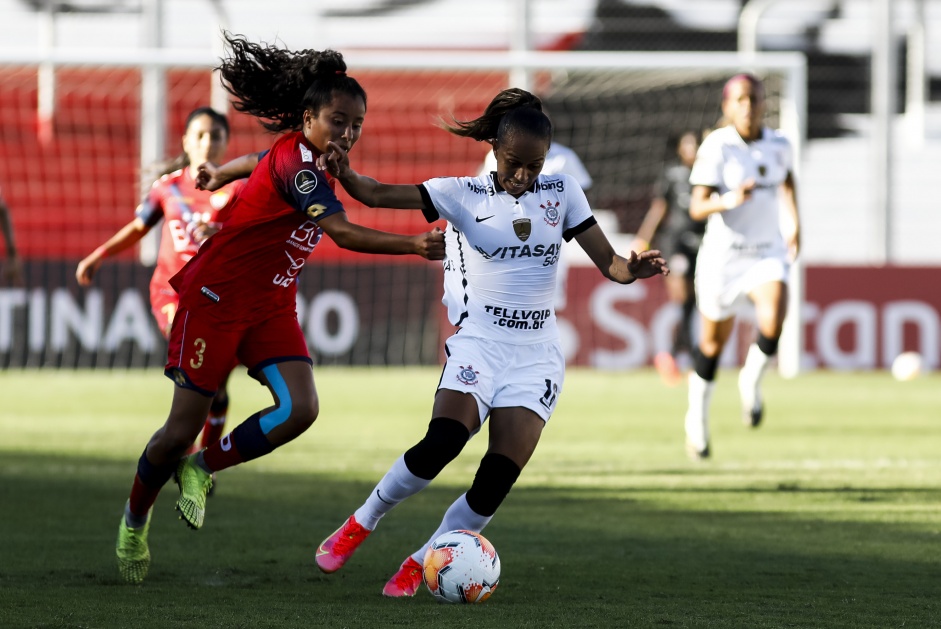 Atacante Adriana na estreia da Libertadores Feminina contra o El Nacional