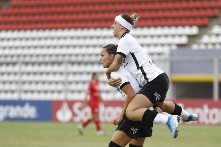 Crivelari e Pardal no jogo contra o Amrica de Cali, pela Copa Libertadores Feminina