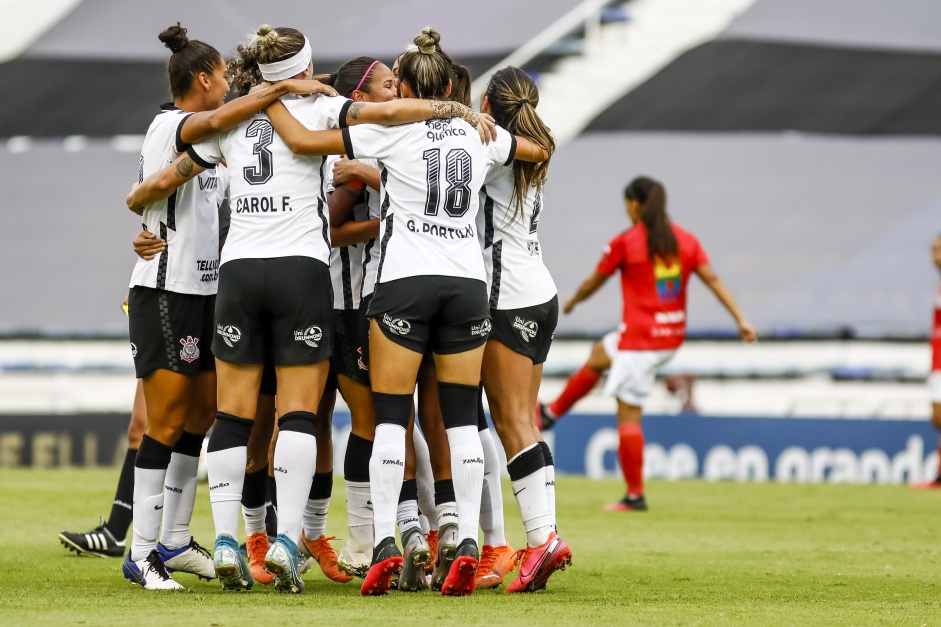 Elenco do Corinthians feminino reunido em comemorao de gol contra o Santigo Morning