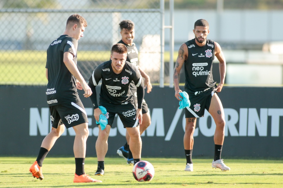 Ramiro, Vitinho e companheiros no ltimo treino do Corinthians antes do jogo contra o Santos