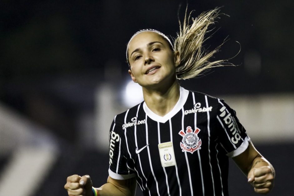 Crivelari comemorando seu gol contra o Grmio, pelo Brasileiro Feminino