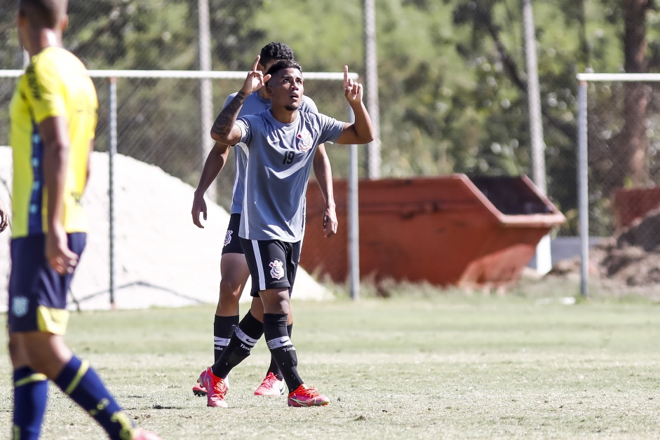 Juan David comemorando seu gol no jogo-treino entre Corinthians e Caldense pela categoria Sub-20
