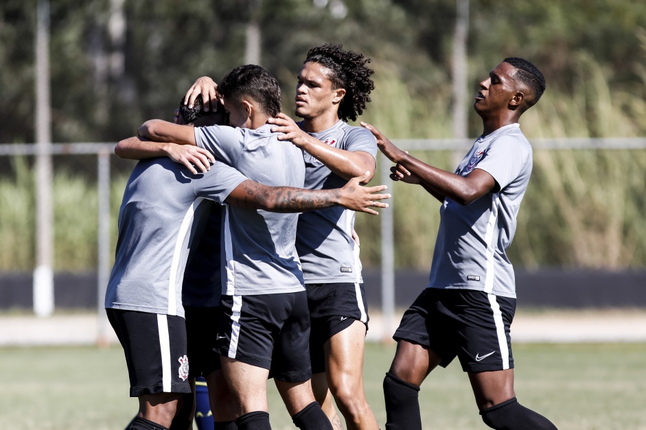 Elenco comemorando o gol de Juan David no jogo-treino entre Corinthians e Caldense pelo Sub-20