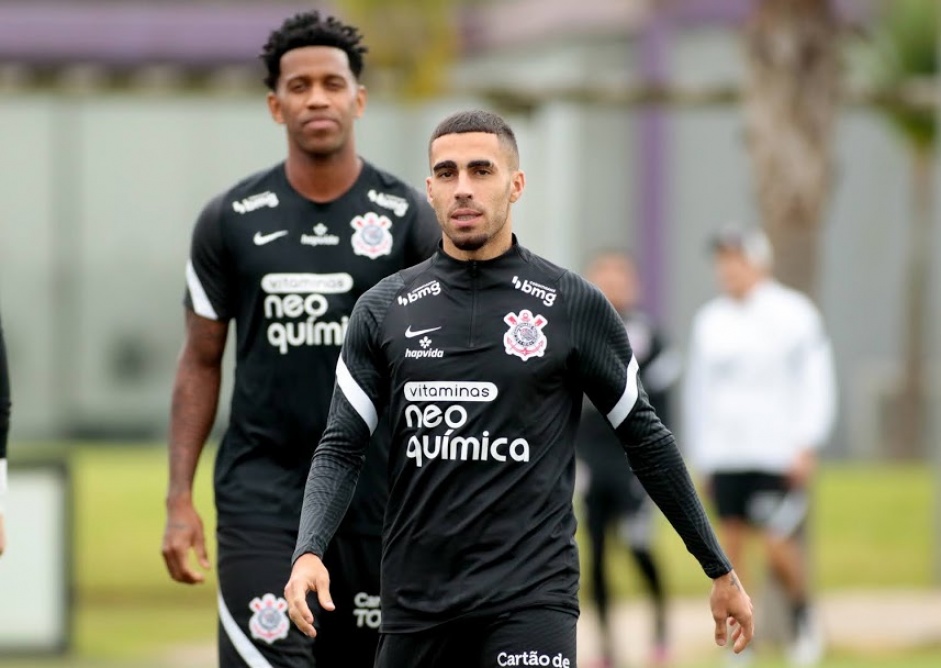 Gabriel e Gil no ltimo treino do Corinthians antes do jogo contra o Atltico-GO