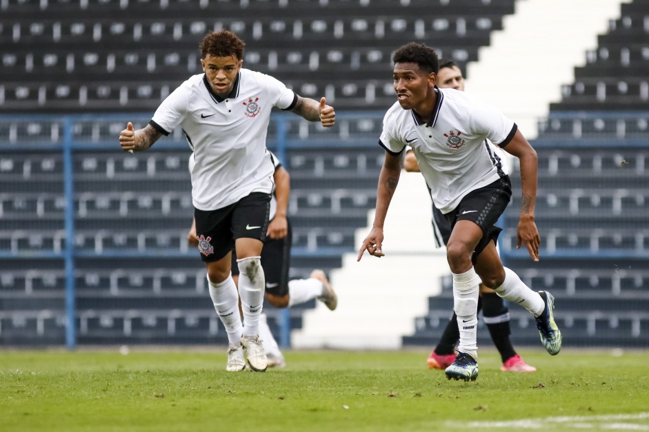 Rafael Bilu e Warian durante jogo entre Corinthians e Santos, pelo Brasileiro de Aspirantes