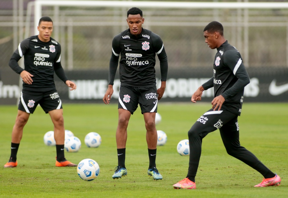 Manda, Cau e Felipe durante treinamento do Corinthians em preparao para duelo contra o Sport