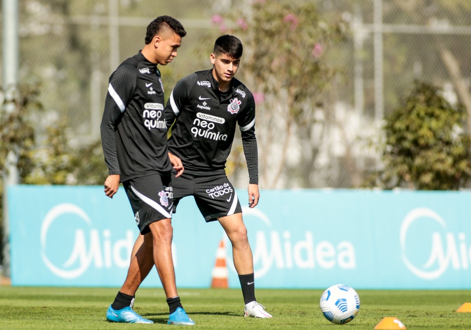 Cantillo e Araos no ltimo treino do Corinthians antes do jogo contra o Fluminense