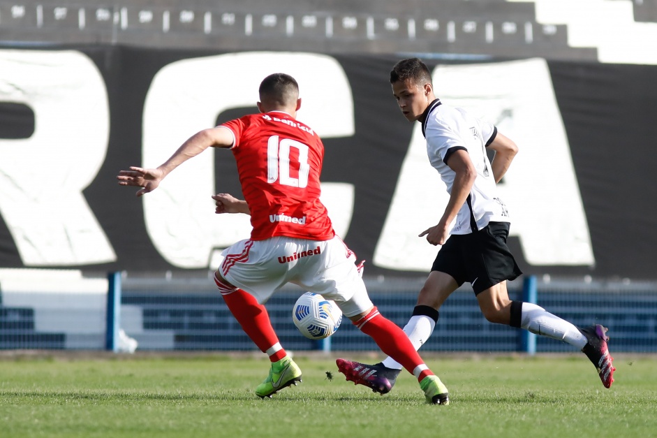 Matheus Arajo no empate entre Corinthians e Internacional, pelo Campeonato Brasileiro Sub-20