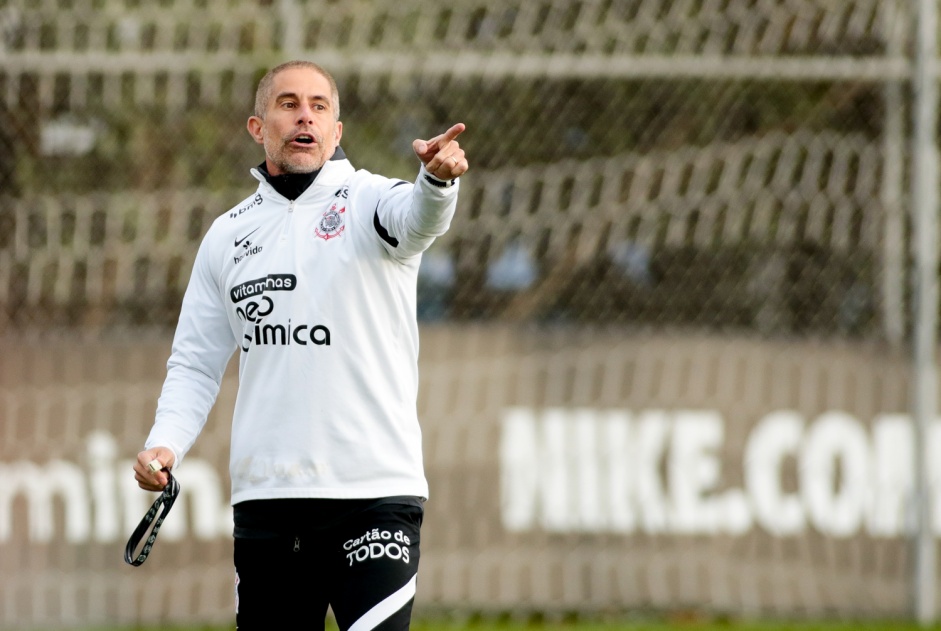 Tcnico Sylvinho no ltimo treinamento do Corinthians antes do Majestoso contra o So Paulo