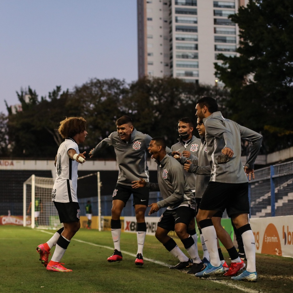Guilherme Biro comemorando seu gol com os colegas no banco de reservas do Corinthians