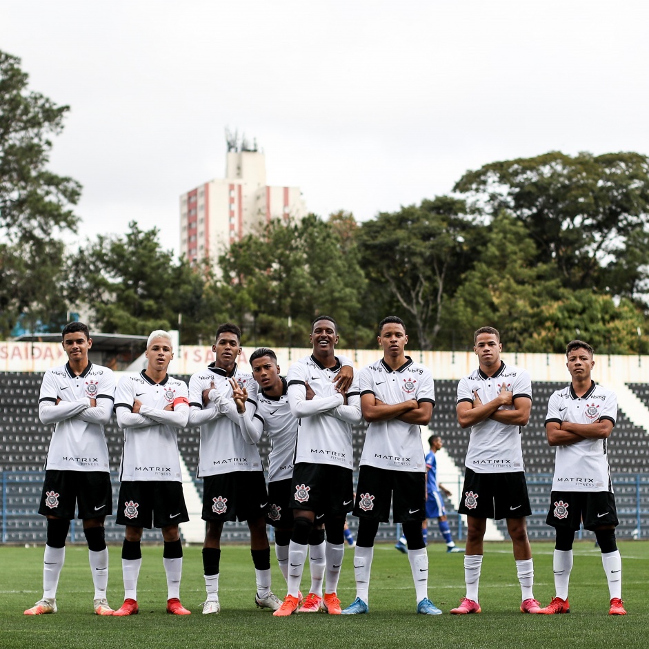 Elenco do Corinthians Sub-20 durante jogo contra o Nacional-SP, pelo Paulista da categoria