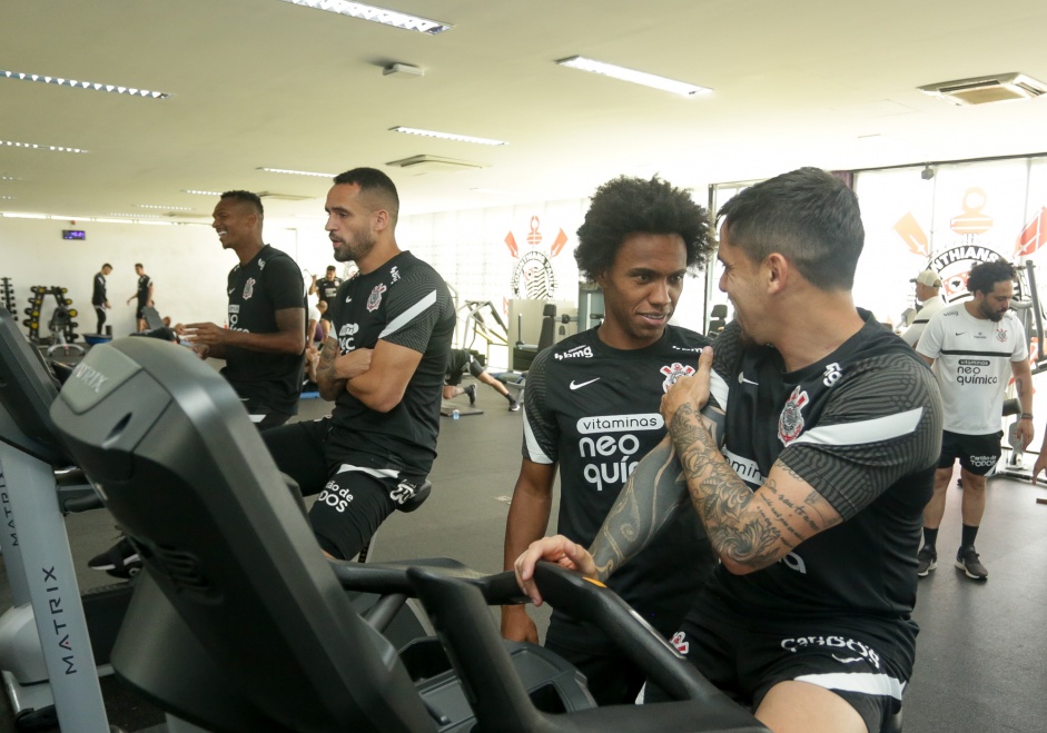 Renato, Fagner e Willian em mais um dia de treinos no CT do Corinthians