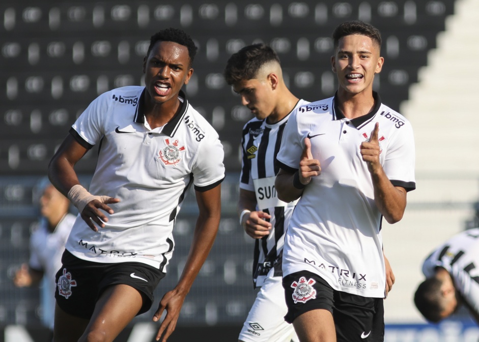 Cau e Keven comemorando seus gols no jogo entre Corinthians e Santos pelo Sub-20