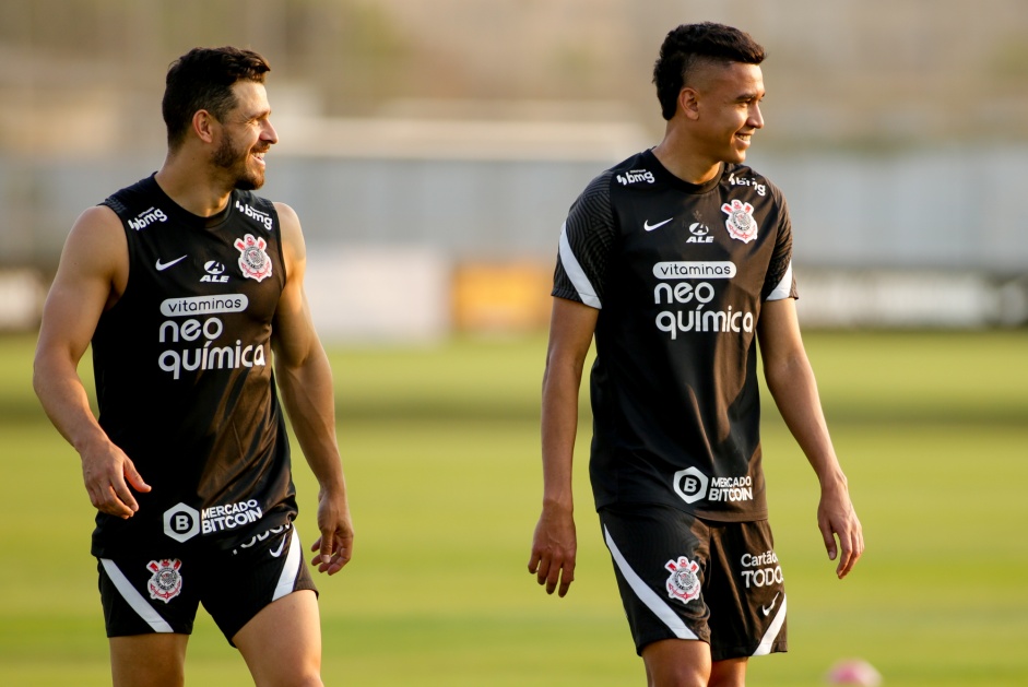Giuliano e Cantillo durante tarde de treinos no CT do Corinthians