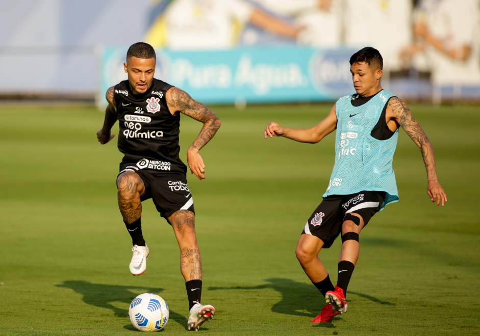 Thiaguinho e Adson durante tarde de treinos no CT do Corinthians