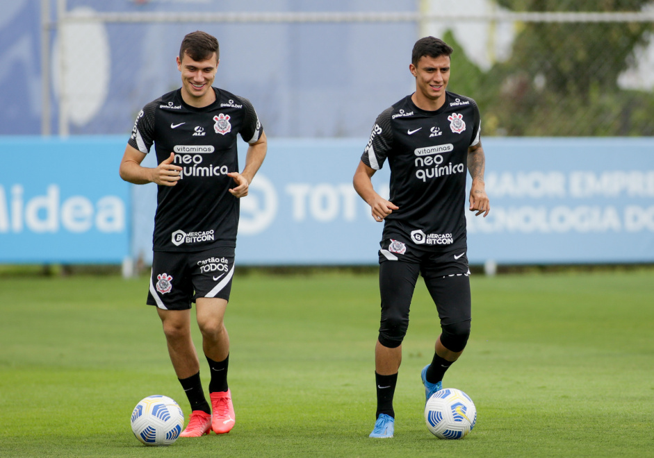 Piton e Mantuan durante ltimo treino do Corinthians antes do jogo contra o Santos