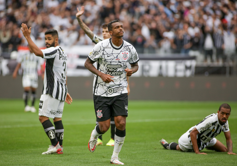 J marcou o primeiro gol do Corinthians contra o Santos, pelo Brasileiro, na Neo Qumica Arena