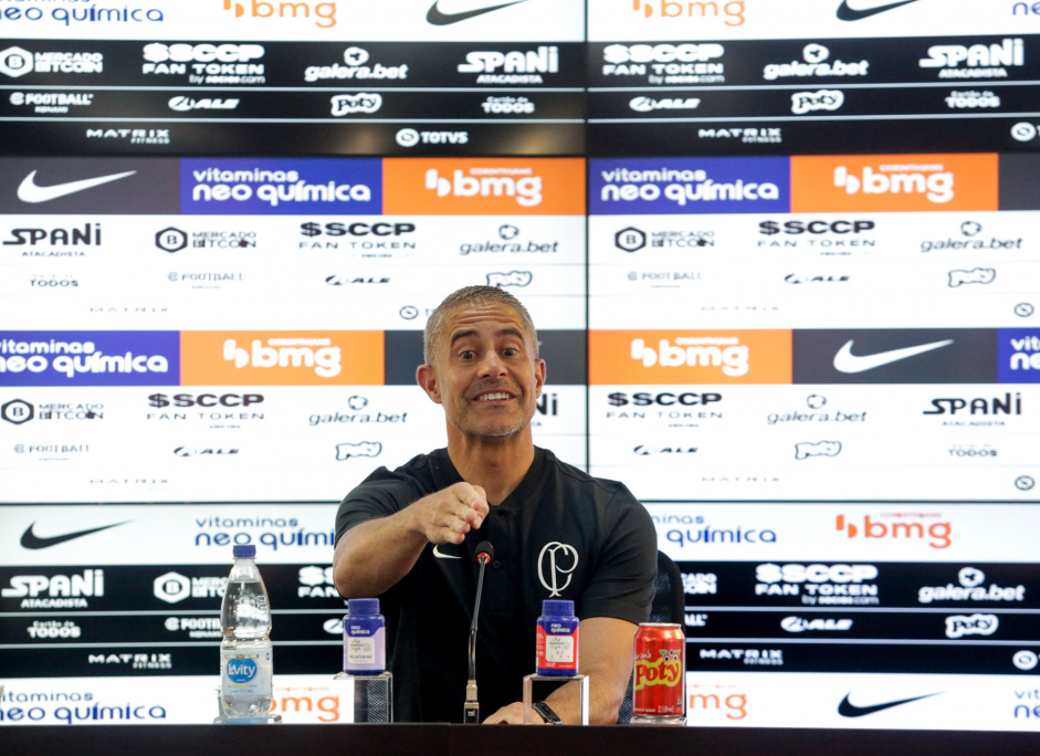 Sylvinho mostrou bom humor ao tratar das questes do Corinthians em entrevista