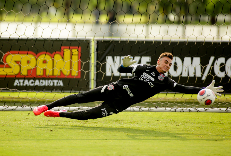 Donelli salta para defender chute em treino do Corinthians