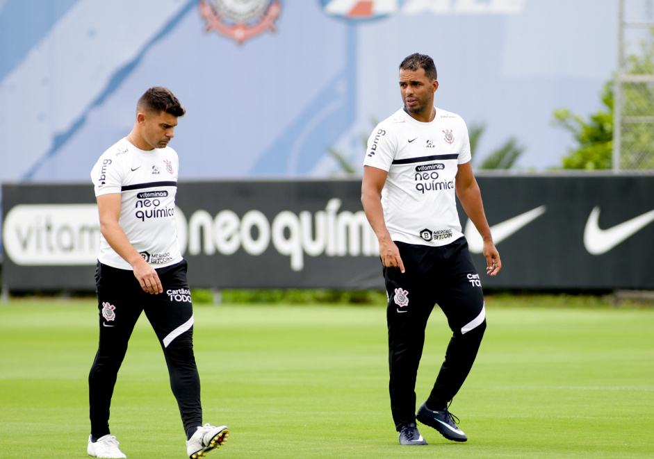 Alex Meschini e Fernando Lzaro em treino do Corinthians nesta sexta-feira