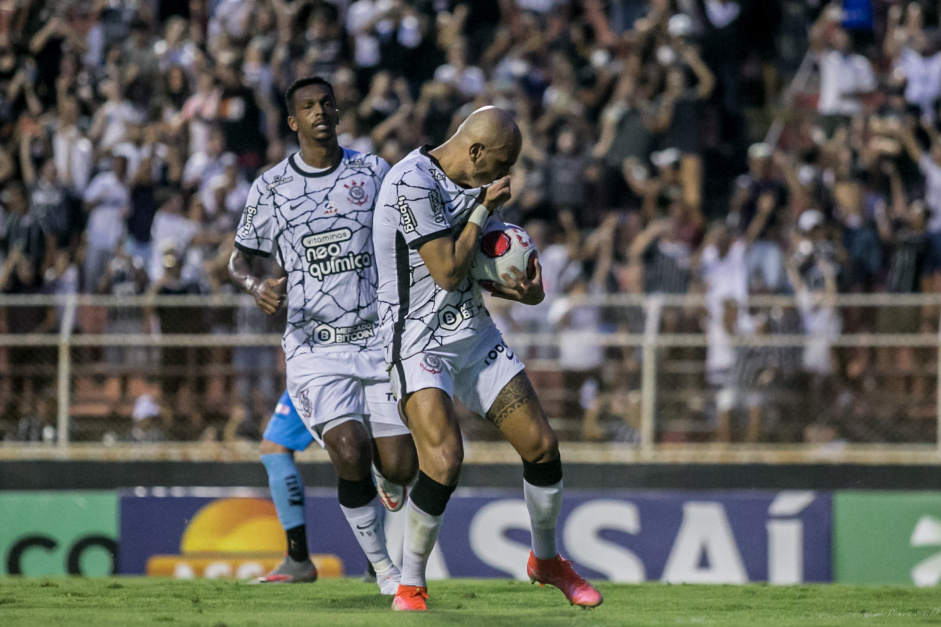 Fbio Santos comemora o seu gol na partida contra o Ituano