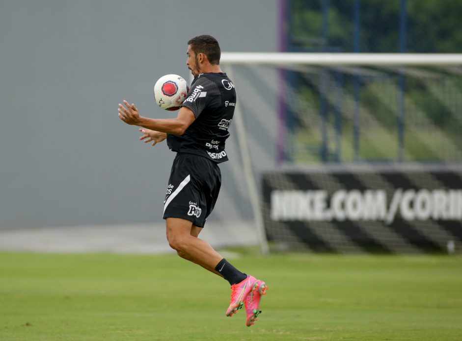 Bruno Melo em treino do Corinthians nesta tera-feira
