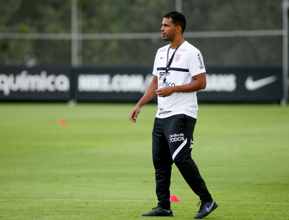 Fernando Lzaro em treino do Corinthians nesta tera-feira