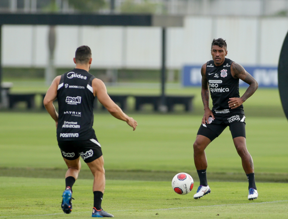 Giuliano e Paulinho em treino do Corinthians nesta tera-feira