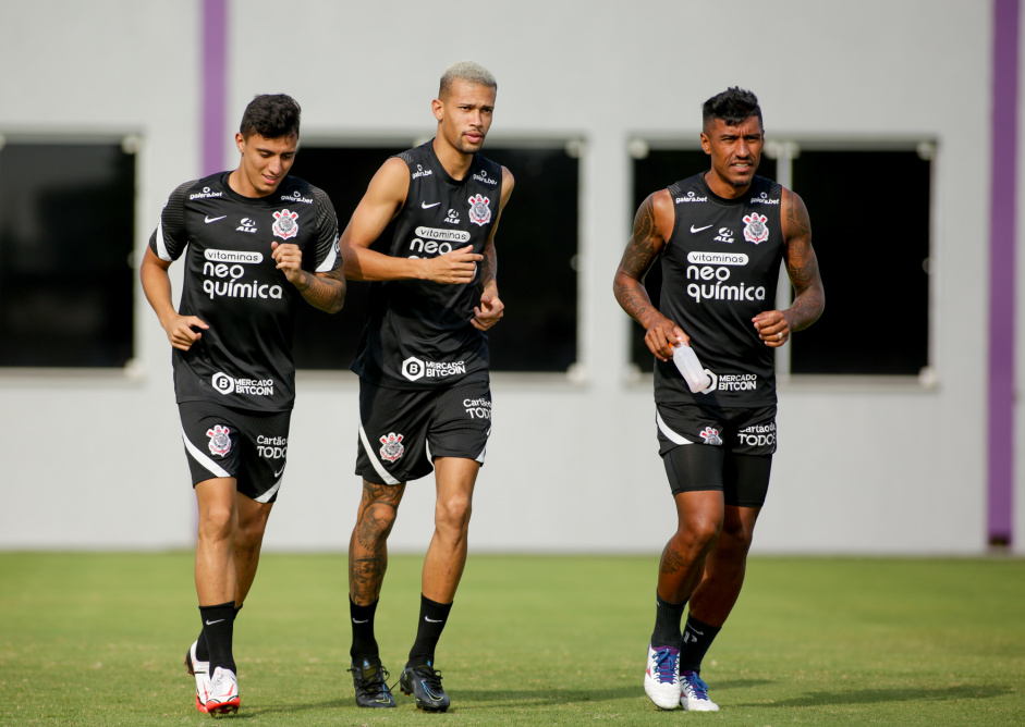 Gustavo Mantuan, Joo Victor e Paulinho em treino do Corinthians nesta tera-feira