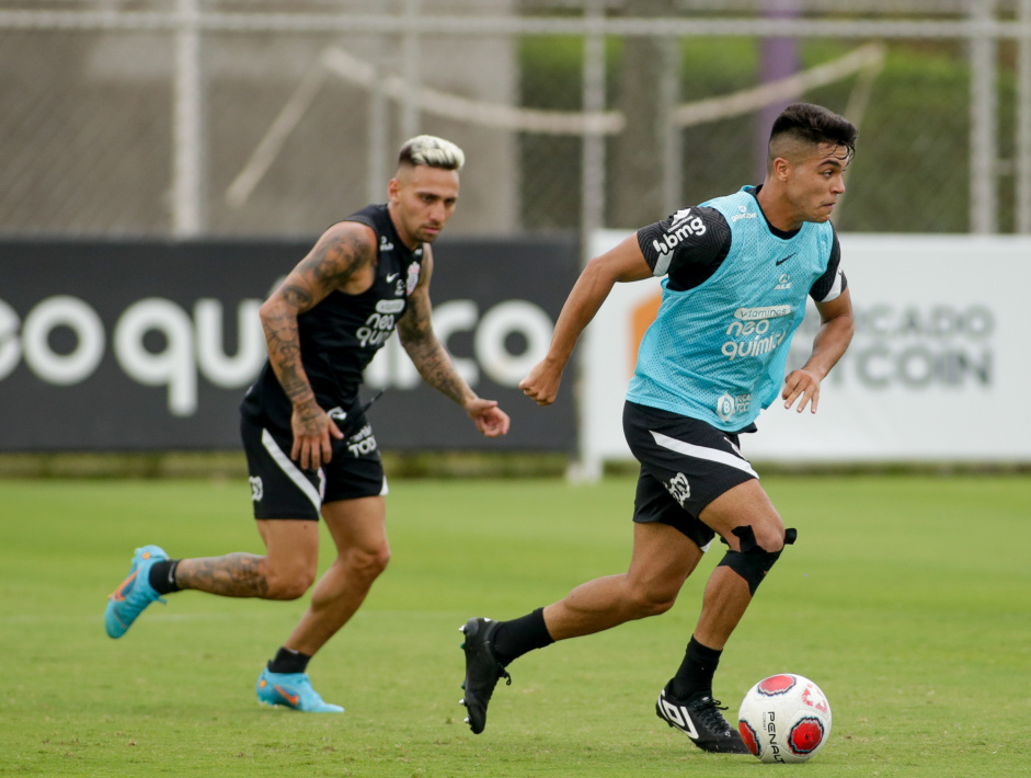 Gustavo Silva e Roni em treino do Corinthians nesta tera-feira