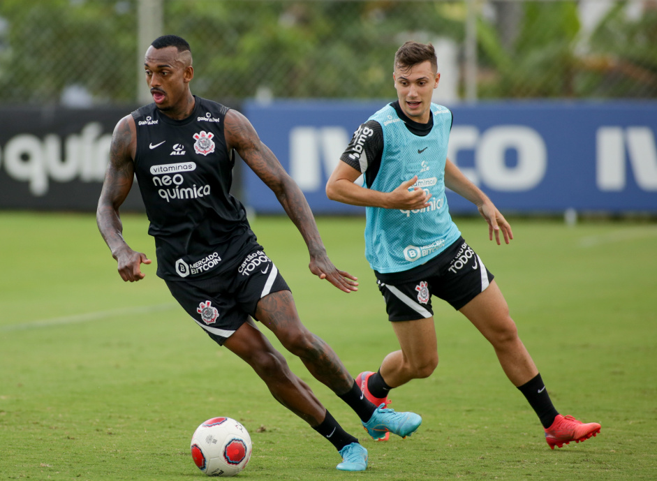 Raul Gustavo e Lucas Piton em treino do Corinthians nesta tera-feira