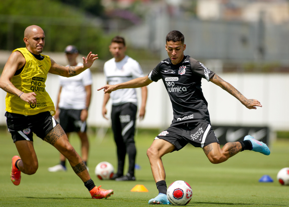 Fbio Santos e Gabriel Pereira dividindo a bola durante treinamento
